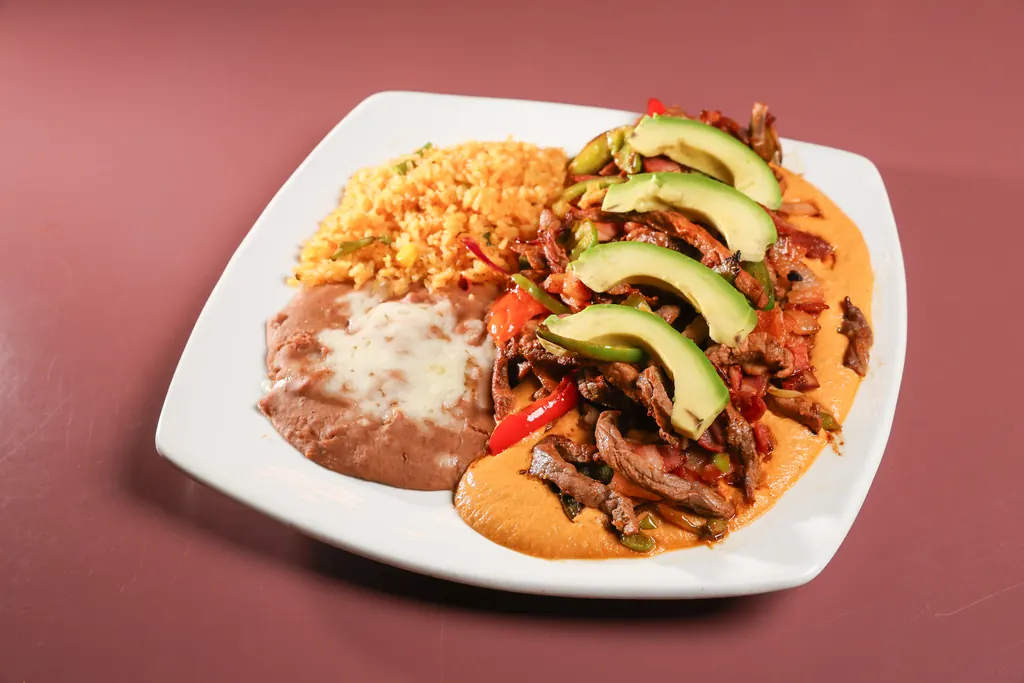 Katrina's Steak, tiras de carne asada con aguacate, tocino y salsa chipotle